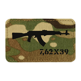 M-Tac AKM 7,62x39 Laser Cut Patch med camouflagebaggrund og AKM-symbol, til taktisk brug med Velcro fastgørelse, slidstærkt Cordura 500D materiale.