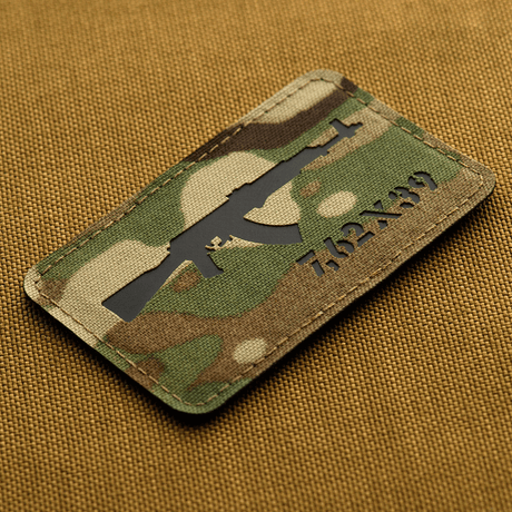 M-Tac AKM 7,62x39 Laser Cut Patch med camouflage baggrund, Velcro bagside og slidstærkt Cordura 500D til taktisk tøj og udstyr.