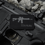 M-Tac AR-15 223/5,56 Laser Cut Patch på sort AR-15 med grus i baggrunden, Velcro-fastgørelse, Cordura 500D, taktisk design
