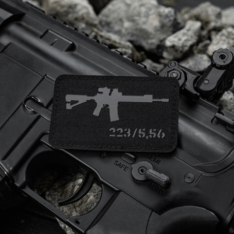 M-Tac AR-15 223/5,56 Laser Cut Patch på sort AR-15 med grus i baggrunden, Velcro-fastgørelse, Cordura 500D, taktisk design