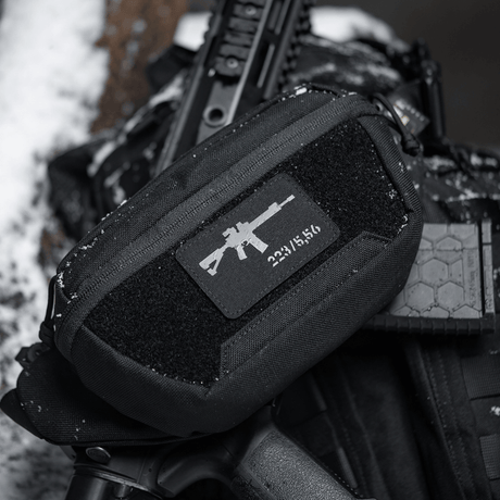 M-Tac AR-15 223/5,56 Laser Cut Patch på sort taske, taktisk Velcro moralemærke, slidstærkt Cordura 500D materiale.