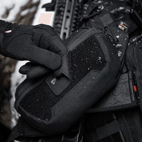 Taktisk udstyr med M-Tac AR-15 223/5,56 Laser Cut Patch i sneklædt miljø