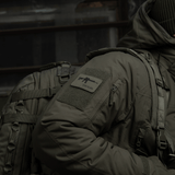 Taktisk jakke med M-Tac AR-15 223/5,56 Laser Cut Patch, fastgjort med Velcro til skulder, militær stil.