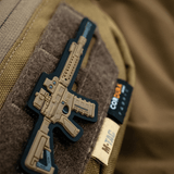 M-Tac AR-15 3D PVC Patch fastgjort på rygsæk med Velcro, taktisk morale patch i holdbar PVC til AR-15 entusiaster.