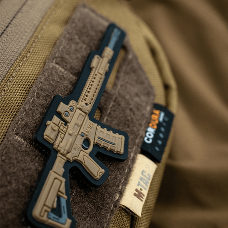 M-Tac AR-15 3D PVC Patch fastgjort på rygsæk med Velcro, taktisk morale patch i holdbar PVC til AR-15 entusiaster.