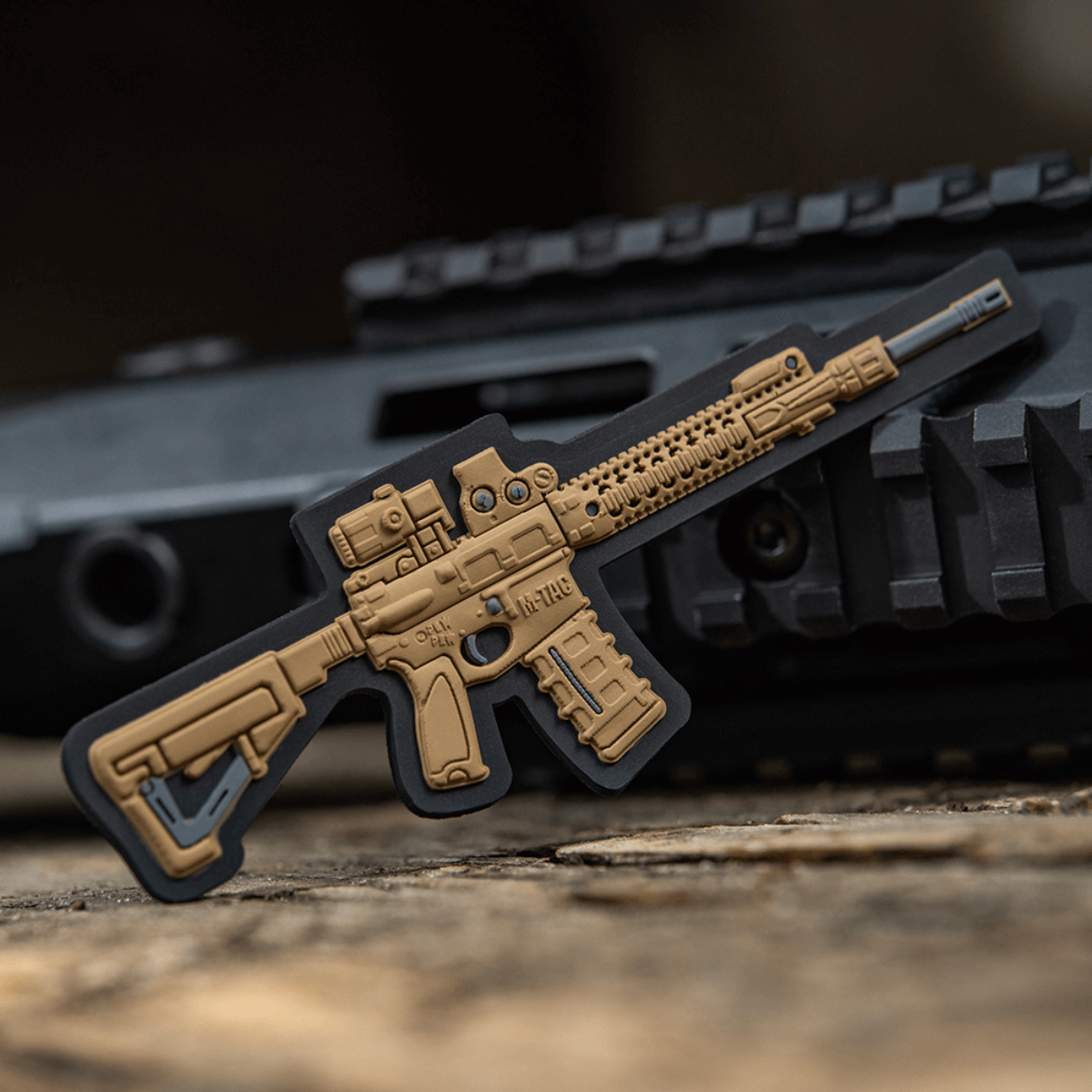 M-Tac AR-15 3D PVC Patch taktisk morale patch med Velcro til fastgørelse på tøj, rygsæk eller udstyr, slidstærkt 3D design af AR-15 i PVC.