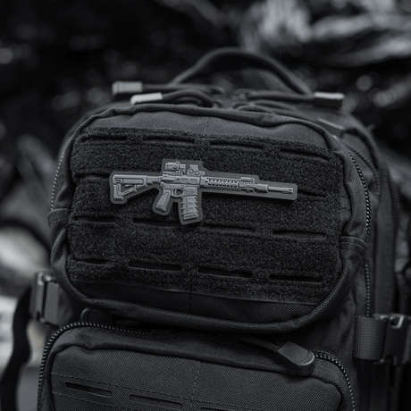 M-Tac AR-15 3D PVC Patch på rygsæk, taktisk morale patch med Velcro, slidstærk til udendørs brug og militær.
