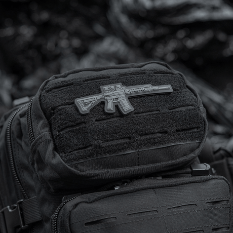 M-Tac AR-15 3D PVC Patch på rygsæk, taktisk morale patch til AR-15 entusiaster med Velcro fastgørelse, holdbar og slidstærk til outdoor.
