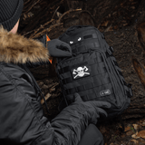 M-Tac Bearded Skull 3D PVC Patch på sort rygsæk, udendørs setting, Velcro fastgørelse, PVC materiale, taktisk design.