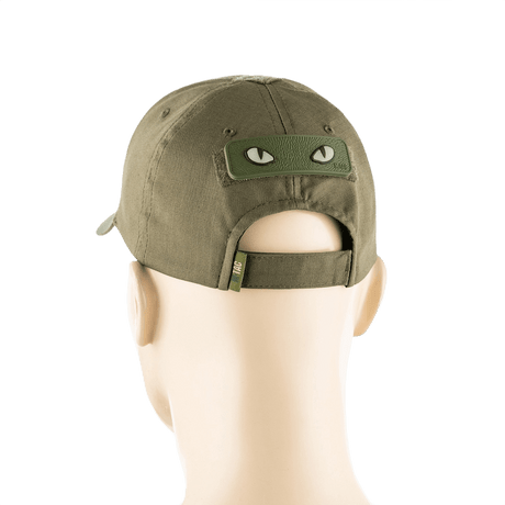 M-Tac Cat Eyes 3D PVC Patch på en kasket, taktisk patch med lysreflekterende 3D-design, ideel til militær og outdoor brug.