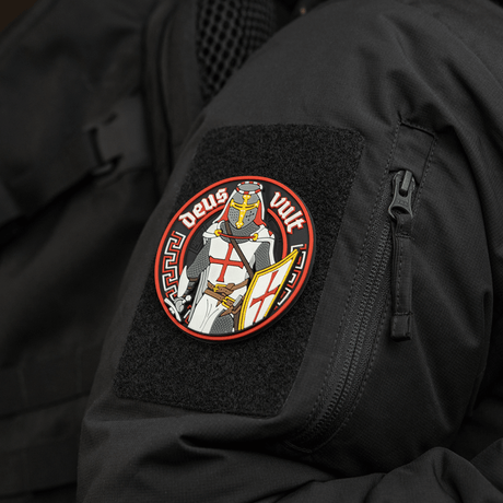 M-Tac Deus Vult 3D PVC Patch fastgjort på jakke med Velcro, militær moralmærke med riddermotiv og teksten 'Deus Vult', 80mm diameter
