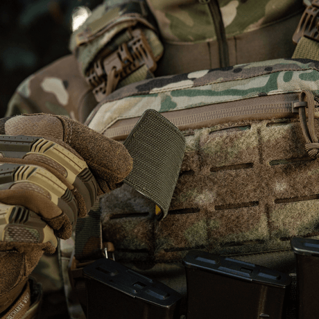 Soldat i camouflage holder M-Tac Patch Ukraine Flag med Våbenskjold med Velcro på udstyr.