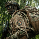 Soldat bærer M-Tac Patch Tiger Green Tape PVC på uniform, viser patriotisk tiger med AR-15. 3D morale patch til udstyr og tøj.