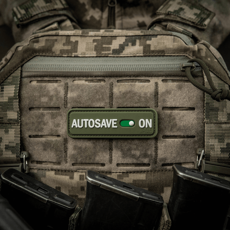 M-Tac Patch Autosave PVC i fuld farve monteret på taktisk vest