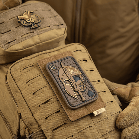 M-Tac Patch Molon Labe 3D PVC på en taktisk rygsæk, gummi materiale med 3D-effekt og velcro for nem fastgørelse, 108 x 68 mm.