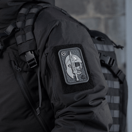 M-Tac Patch Molon Labe 3D PVC på jakke med Velcro-tilsætning, inspireret af 300-spartanere, med realistisk gummi (PVC) 3D-effekt.
