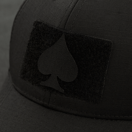 M‑Tac Patch Spades Laser Cut fastgjort på sort casket. Taktisk patch med laserudskåret "Ace of Spades"-symbol. Perfekt til militærbrug.