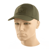 Mand i grøn kasket med M‑Tac Patch Spades Laser Cut på forsiden.