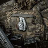 M-Tac Patch M67 Granat 3D PVC på taktisk vest, humoristisk design, militærfans, morale patch, velcro fastgørelse, militær gear.