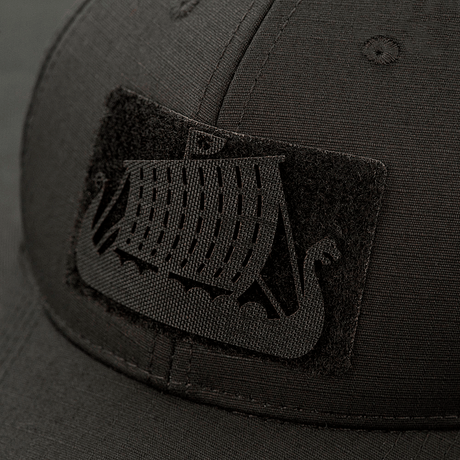 M-Tac Patch Drakkar Laser Cut – Vikingeskib fastgjort på sort kasket, viser et detaljeret drage-skib design skåret i Cordura 500D.