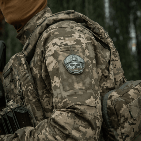 M-Tac Patch Emoji #4 på camouflageuniform, 3D PVC-design med Velcro, taktisk morale patch for tøj, taske eller udstyr. Størrelse: 6.5 x 6.5 cm