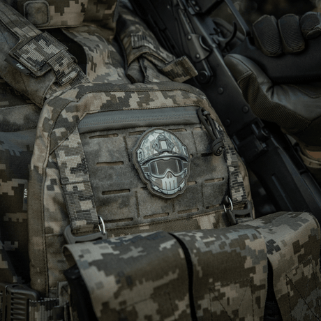 M-Tac Patch Emoji #20 med 3D-effekt og Velcro på camouflage rygsæk, sjov morale patch, perfekt til tøj eller udstyr.