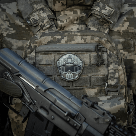 M-Tac Patch Emoji #20 på camouflagetaske, 3D PVC morale patch med velcro, 6.5 x 6.5 cm, sjov taktisk tilbehør til udstyr.