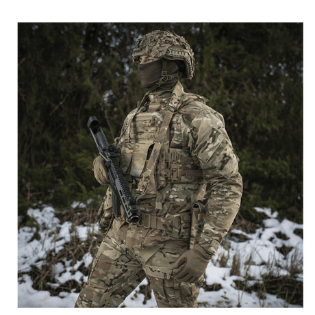 Soldat udendørs iført kamouflageuniform og M-Tac Universal Våbenrem i vinterlandskab.