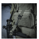 Nærbillede af M-Tac Universal Våbenrem i brug på en karabin, fastgjort med to-punkts system for maksimal komfort og funktionalitet.