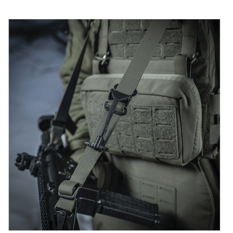 Nærbillede af M-Tac Universal Våbenrem i brug på en karabin, fastgjort med to-punkts system for maksimal komfort og funktionalitet.