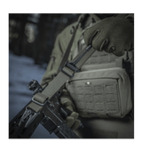 M-Tac Universal Våbenrem monteret på et gevær i brug, der viser det multifunktionelle design og komfort i vintermiljø.