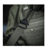 M-Tac Universal Våbenrem fastgjort til taktisk vest for komfortabel våbenhåndtering.