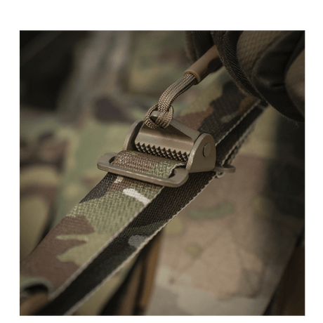 Nærbillede af M-Tac Universal Våbenrem med holdbart fastgørelsessystem og camouflage-design til geværer og karabiner.