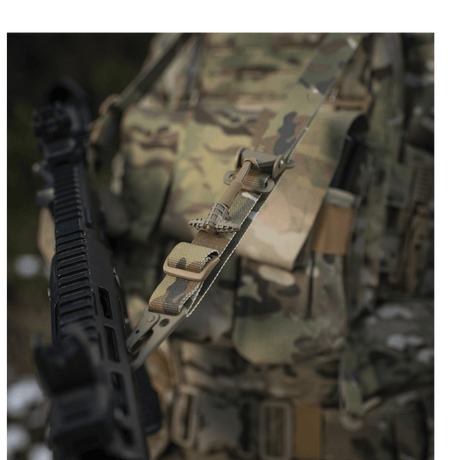 M-Tac Universal Våbenrem monteret på camouflageudstyr for optimal våbenhåndtering og komfort. To-punkts og enkelt-punkts fastgørelsessystem.