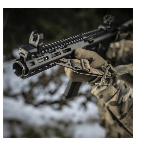 Nærbillede af M-Tac Universal Våbenrem monteret på et gevær, viser to-punkts fastgørelsessystem til forbedret komfort og brugervenlighed.