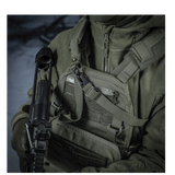 M-Tac Universal Våbenrem anvendt på taktisk vest i militært miljø, designet til komfort og effektivitet med to-punkts fastgørelse.