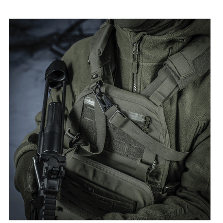 M-Tac Universal Våbenrem anvendt på taktisk vest i militært miljø, designet til komfort og effektivitet med to-punkts fastgørelse.