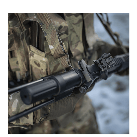 M-Tac Universal Våbenrem fastgjort til gevær i militær brug