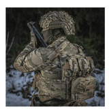 Soldat iført camouflage med M-Tac Universal Våbenrem for forbedret geværhåndtering.