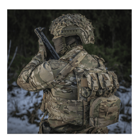 Soldat iført camouflage med M-Tac Universal Våbenrem for forbedret geværhåndtering.