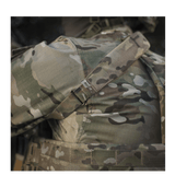 Soldat med M-Tac Universal Våbenrem i camouflage design for øget komfort og enkel våbenhåndtering.