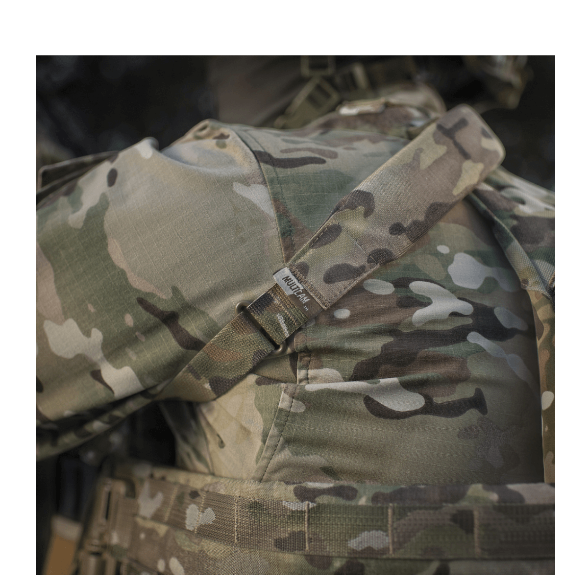 Soldat med M-Tac Universal Våbenrem i camouflage design for øget komfort og enkel våbenhåndtering.