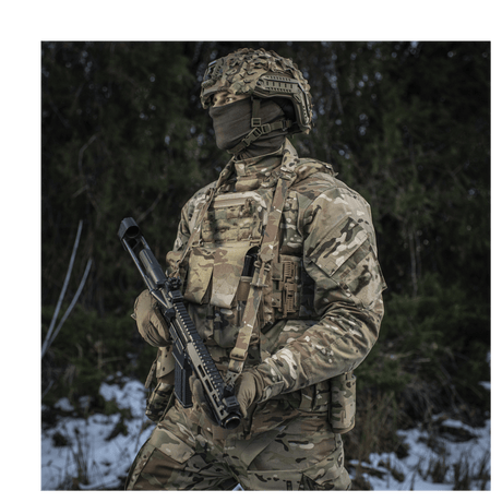 Soldat i camouflageuniform bærer M-Tac Universal Våbenrem i skovmiljø.