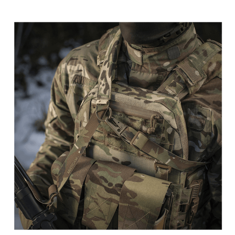 Soldat iført M-Tac Universal Våbenrem med camouflageuniform for optimal våbenhåndtering og komfort.