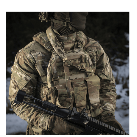 M-Tac Universal Våbenrem monteret på en soldat i camouflage med et gevær i vintermiljø