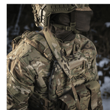 Soldat iført camouflage med M-Tac Universal Våbenrem i brug for optimal håndtering og komfort.