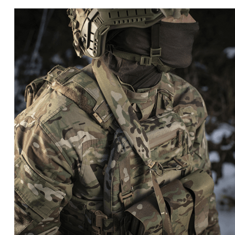 Soldat iført camouflage med M-Tac Universal Våbenrem i brug for optimal håndtering og komfort.