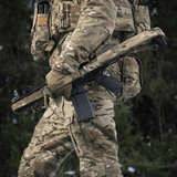 Soldat iført M-Tac Universal Våbenrem i kamouflageudstyr med gevær.