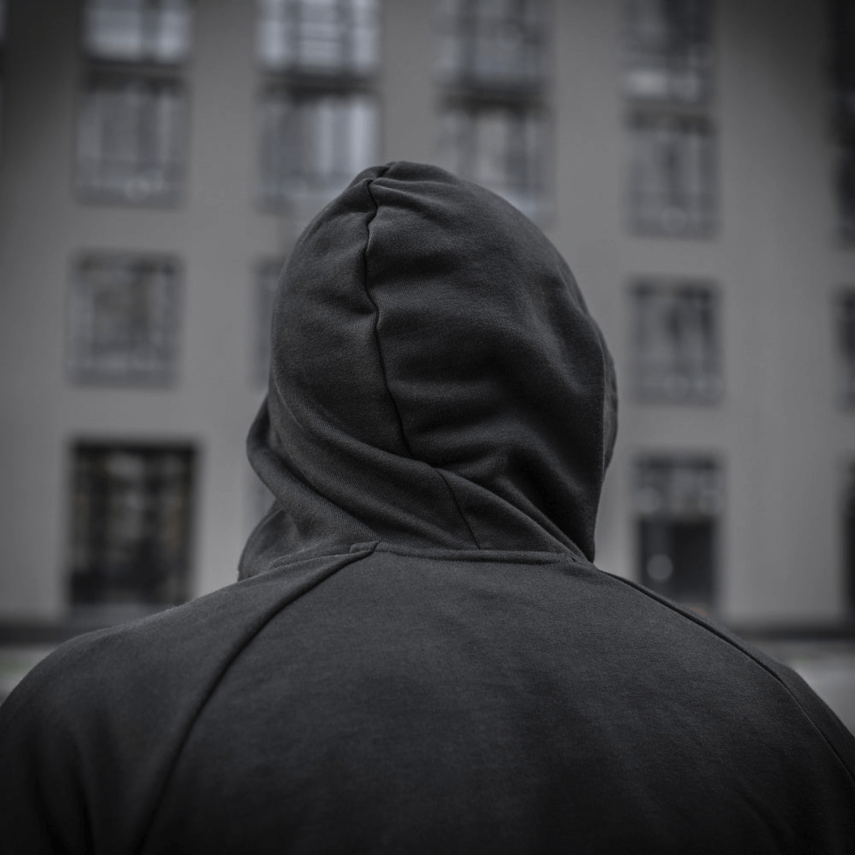 Bagsiden af ​​M-Tac Cotton Raglan Hard Hoodie med stilfulde raglanærmer og hætte, ideel til efterår og vinter udendørs brug.