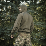 M-Tac Cotton Raglan Hard Hoodie i skovmiljø med stilfuldt design, kængurulomme og raglanærmer, perfekt til udendørs brug.